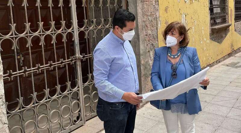 Alejandro Ramos y Dunnia Rodríguez delante del edificio que será remozado/TA.